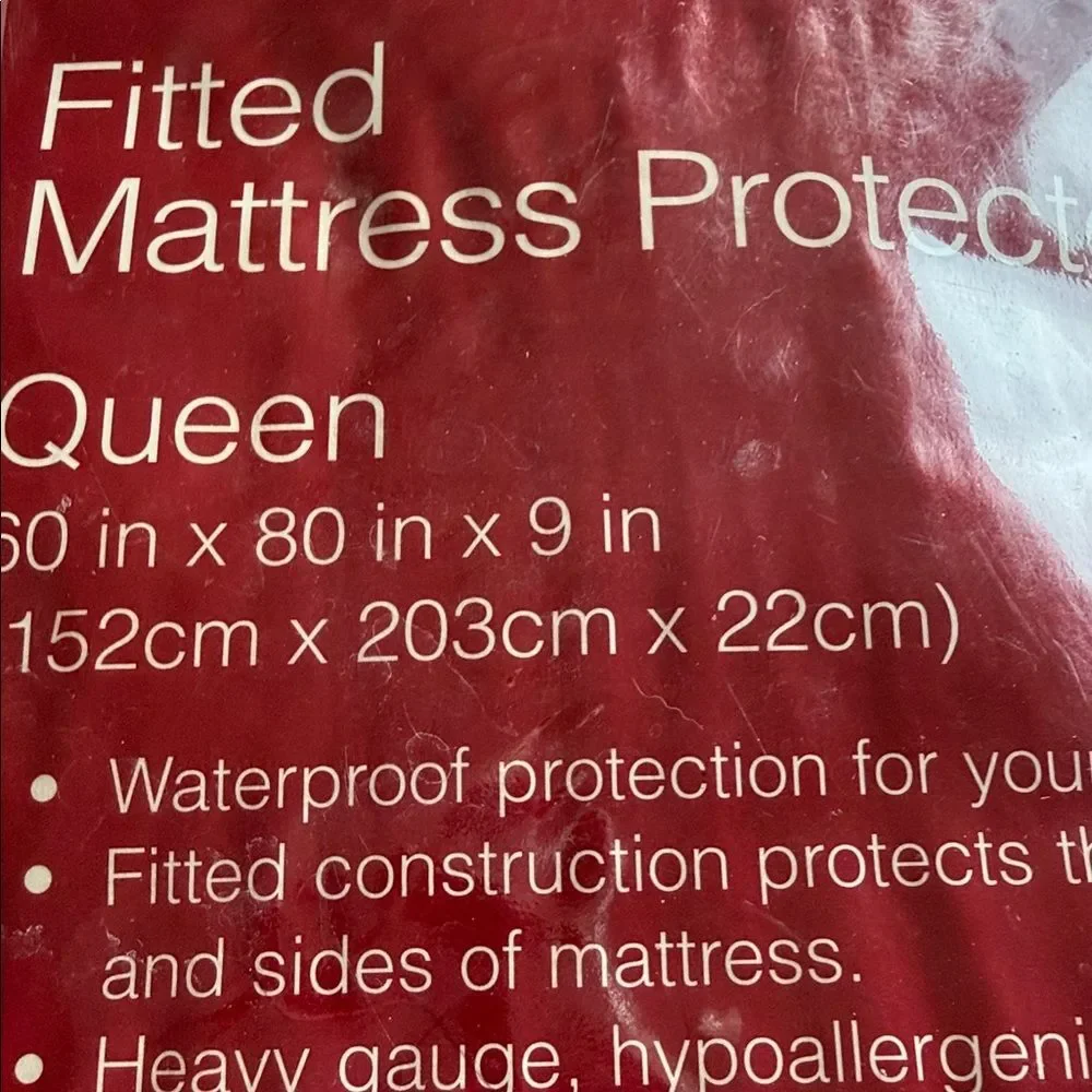 Bed Bath & Beyond Vinyl Fitted Mattress Protector - Queen, Red and White